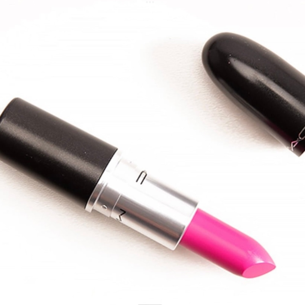 MAC LIPSTICK EMBRACE ME